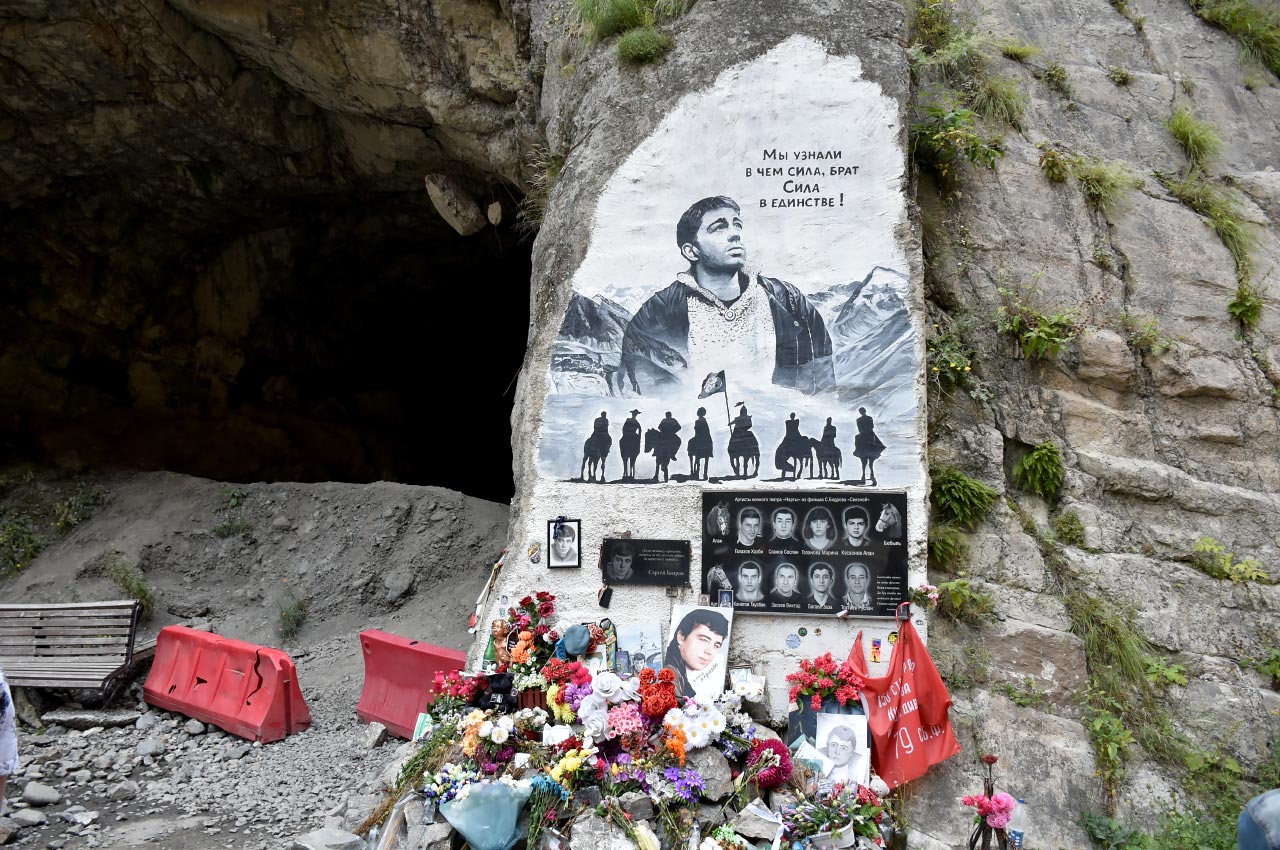 Памятник Сергею Бодрову у места схода ледника Колка